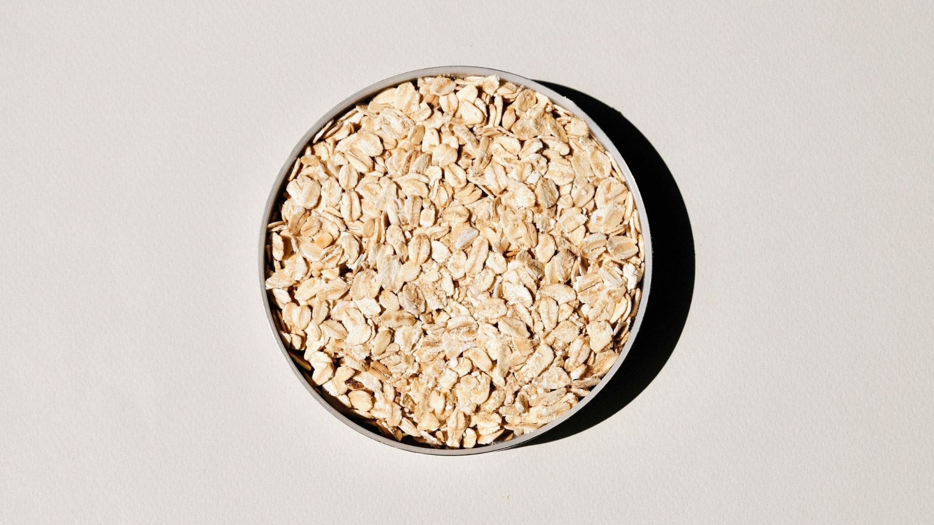 bowl of oats as part of diet to reduce cholesterol